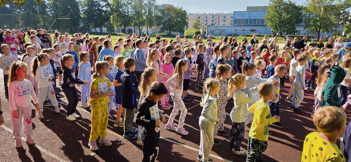 Ozimek pobiegł w piżamach. Uczestnicy okazali solidarność z chorymi dziećmi Uczestnicy VI Ogólnopolskiego Charytatywnego Biegu w Piżamach na boisku Publicznej Szkoły Podstawowej nr 1 w Ozimku.