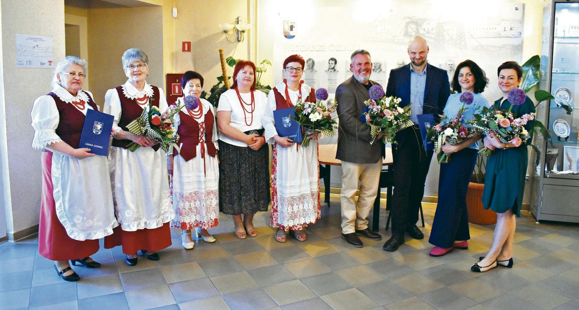 Ozimskie środowisko kultury nagrodzone! „Babie Lato”, „Opolskie Dziołchy”, Orkiestra Dęta i Teatr FIETER wśród laureatów Laureaci Nagród Kulturalnych Burmistrza Ozimka podczas uroczystości w sali sesyjnej