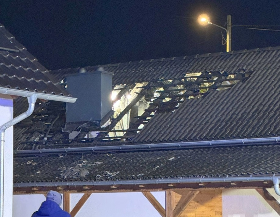 Pożar domu jednorodzinnego w Raszowej – strażacy gaszą ogień na poddaszu budynku