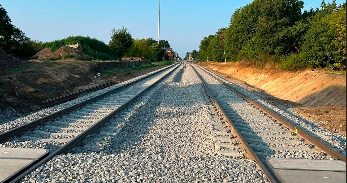 Pociąg pasażerski na trasie Opole–Jełowa po przywróceniu ruchu kolejowego podczas modernizacji linii nr 143.