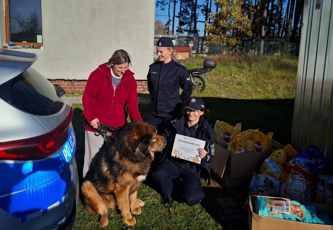 Policjanci wspierają czworonożnych przyjaciół Policjanci wspierają czworonożnych przyjaciół