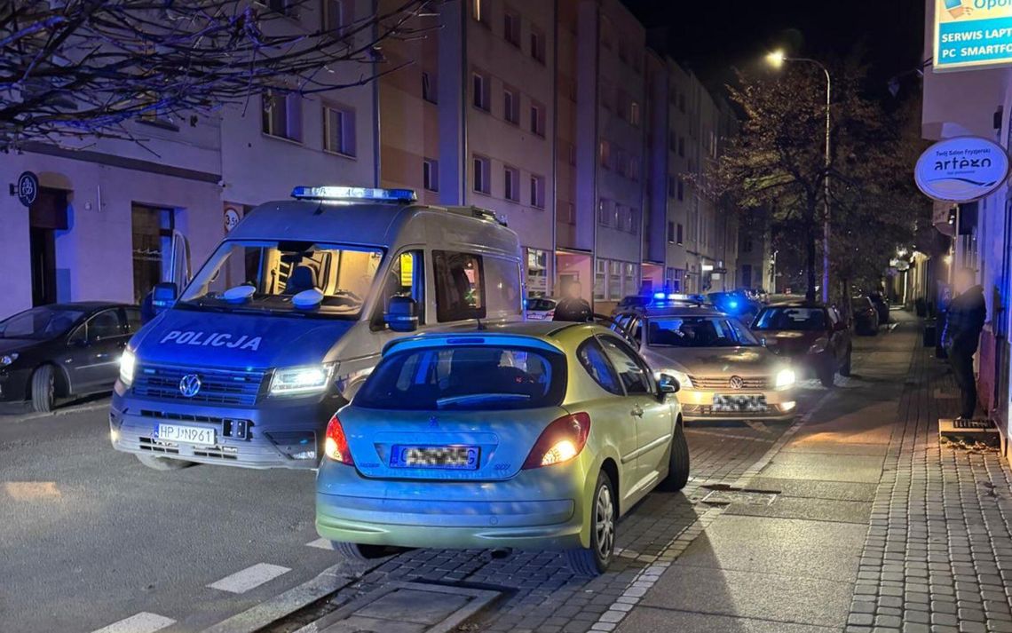 Policyjny pościg za nietrzeźwą policjantką w centrum Opola. Grozi jej więzienie Radiowozy policji przy ul. Kośnego w Opolu podczas zatrzymania nietrzeźwej policjantki po krótkim pościgu.