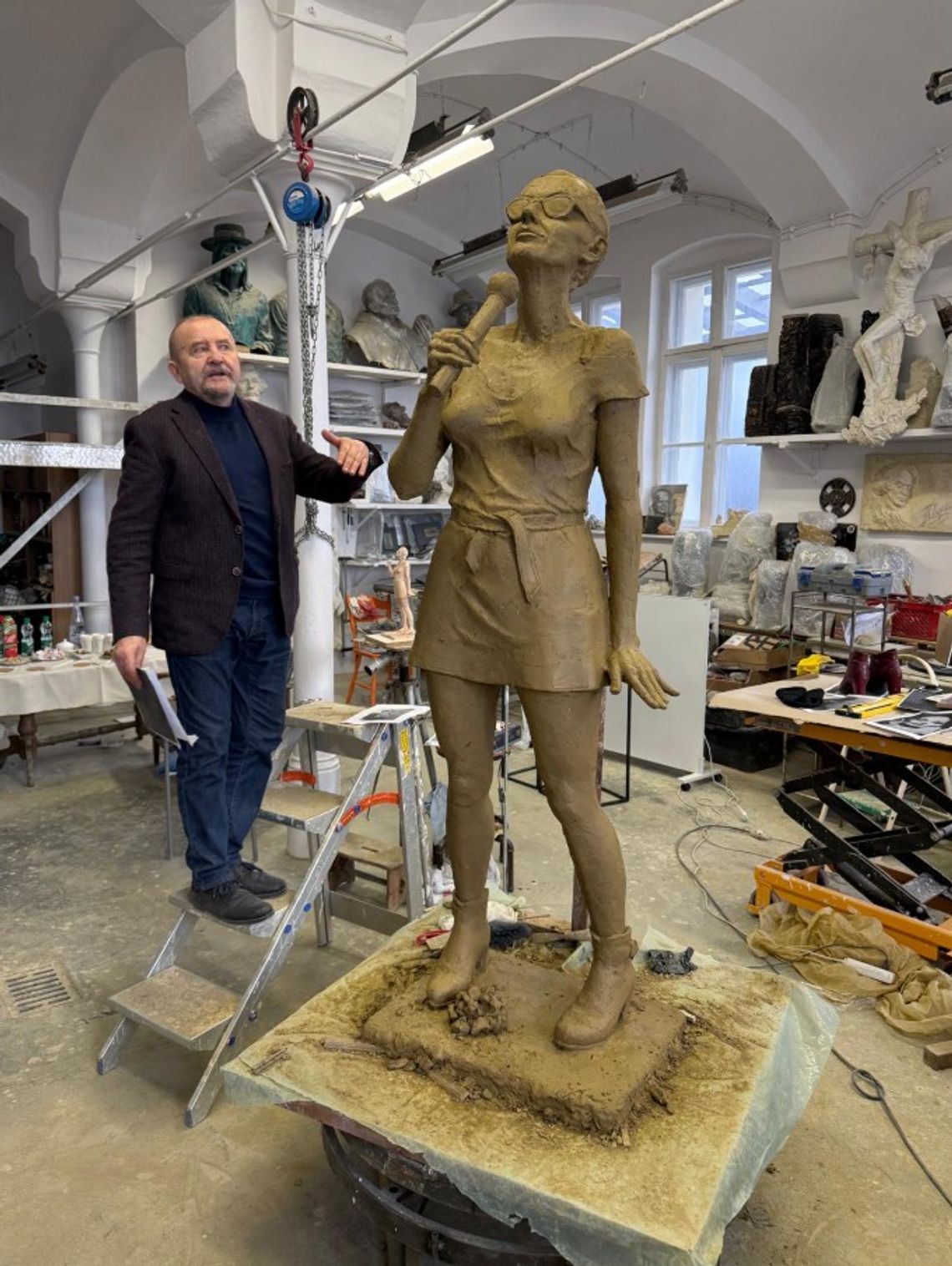 Projekt rzeźby Kory w Opolu autorstwa prof. Mariana Molendy – sylwetka artystki z mikrofonem, uchwycona w dynamicznej scenicznej pozie.