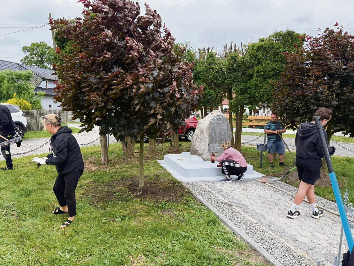 Odnowiony pomnik Ofiar I Wojny Światowej w Chrząstowicach — nowe obrzeża, czyszczony kamień i zadbane lapidarium