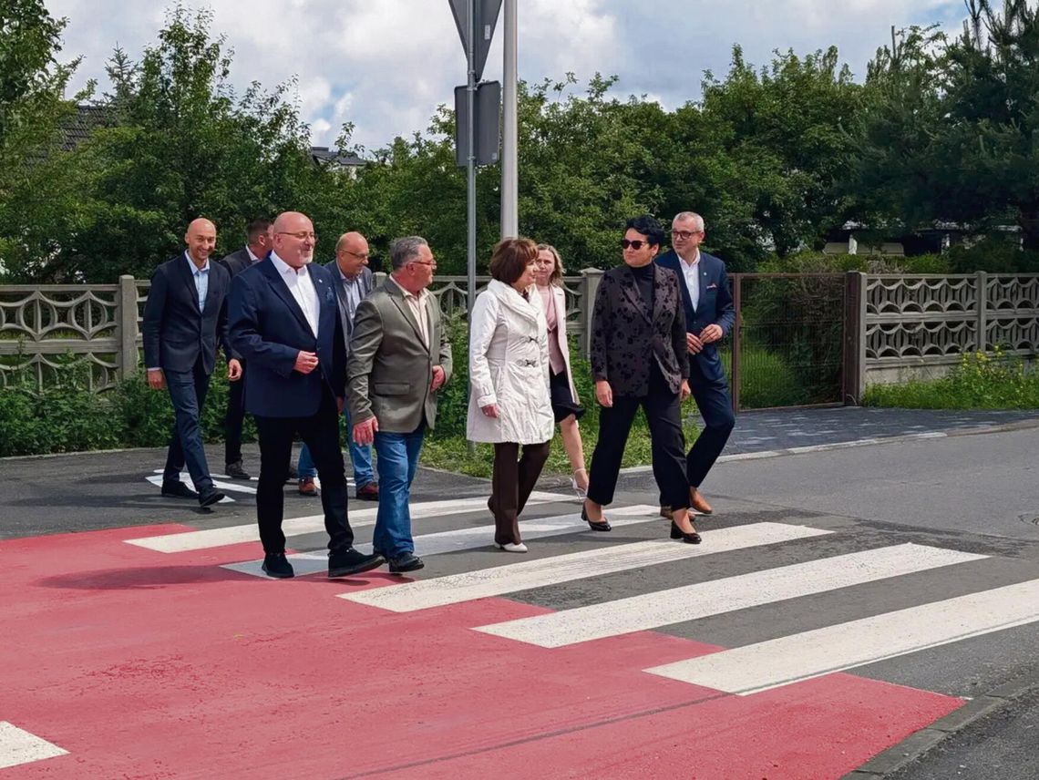Ponad 1,3 km nowej drogi za 5,3 mln zł! Bezpieczniej i wygodniej na trasie do Krasiejowa Nowo przebudowany odcinek drogi powiatowej 1807 O między Strzelcami Opolskimi a Krasiejowem, z chodnikiem i ścieżką pieszo‑rowerową.