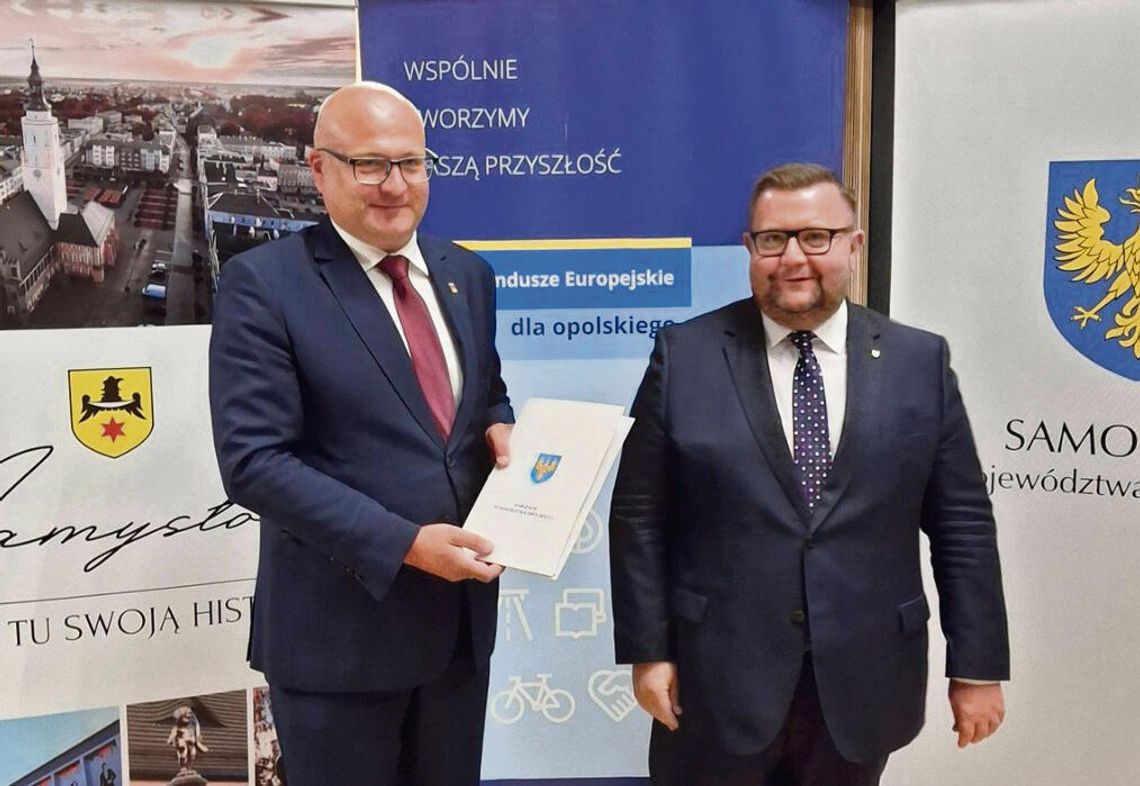 Wójt Rudolf Urban odbiera umowę na dofinansowanie budowy Domu Dziennego Pobytu