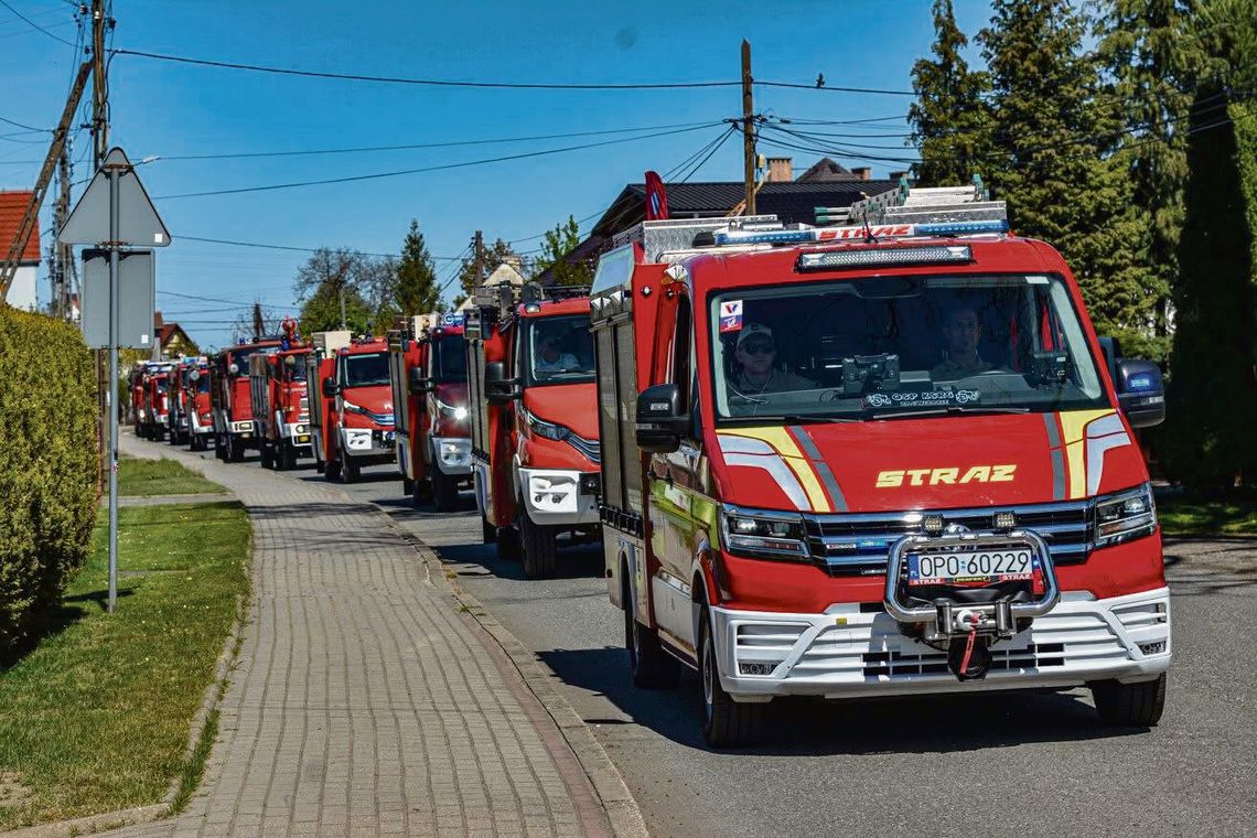 Kolumna wozów strażackich przejeżdżająca przez gminę Dąbrowa podczas szóstej Parady Wozów Strażackich