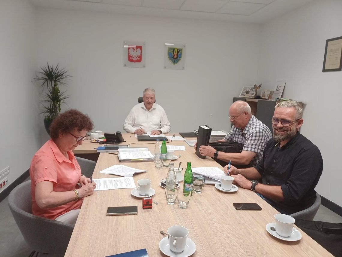 Ponad 5,8 mln zł na kanalizację w gminie Chrząstowice. Ruszają ważne inwestycje w Dańcu i Chrząstowicach Podpisanie umowy na budowę kanalizacji w Dańcu w Urzędzie Gminy Chrząstowice