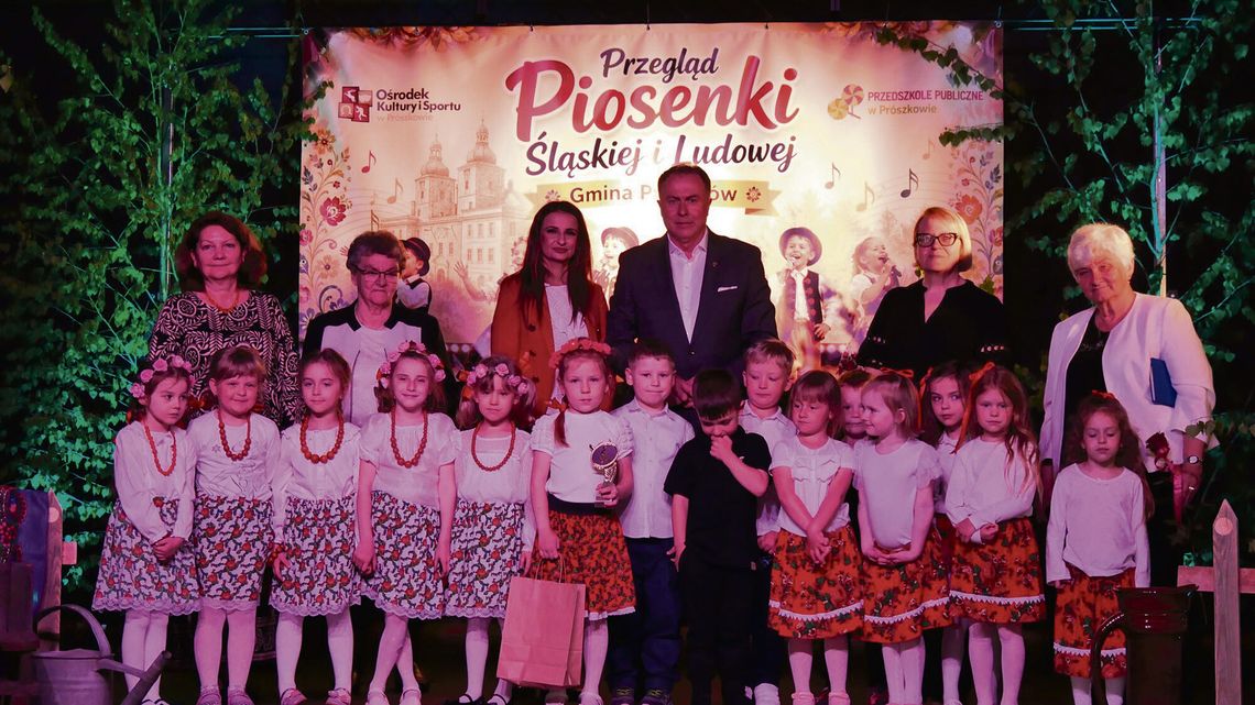 Przedszkolaki w regionalnych strojach występujące na scenie podczas Festiwalu Piosenki Śląskiej i Ludowej w Prószkowie