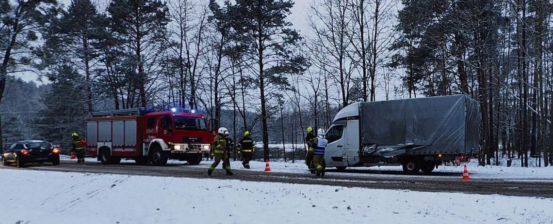 Poranne zderzenie busa z ciężarówką