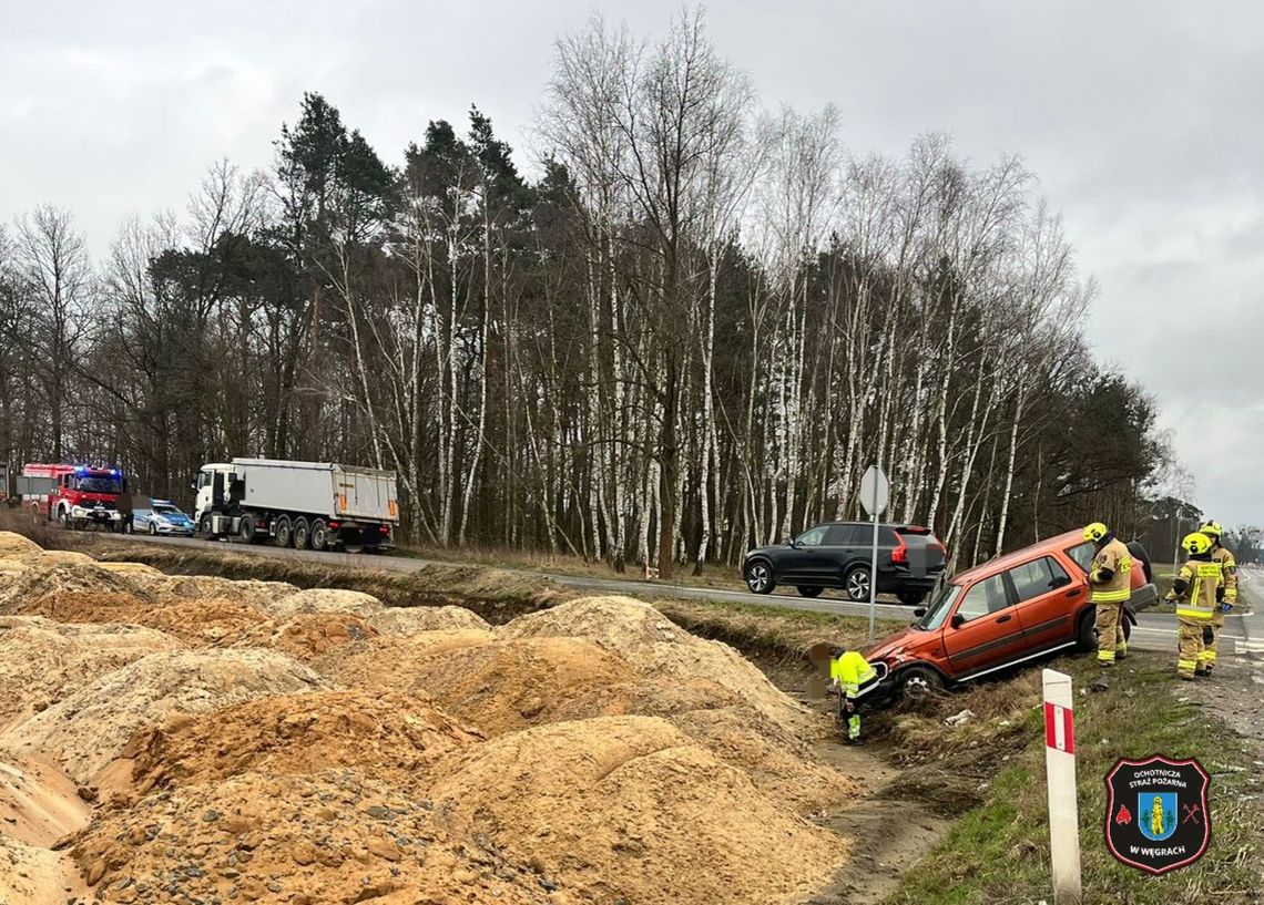 Poranne zderzenie w Węgrach. Osobówka wylądowała w rowie