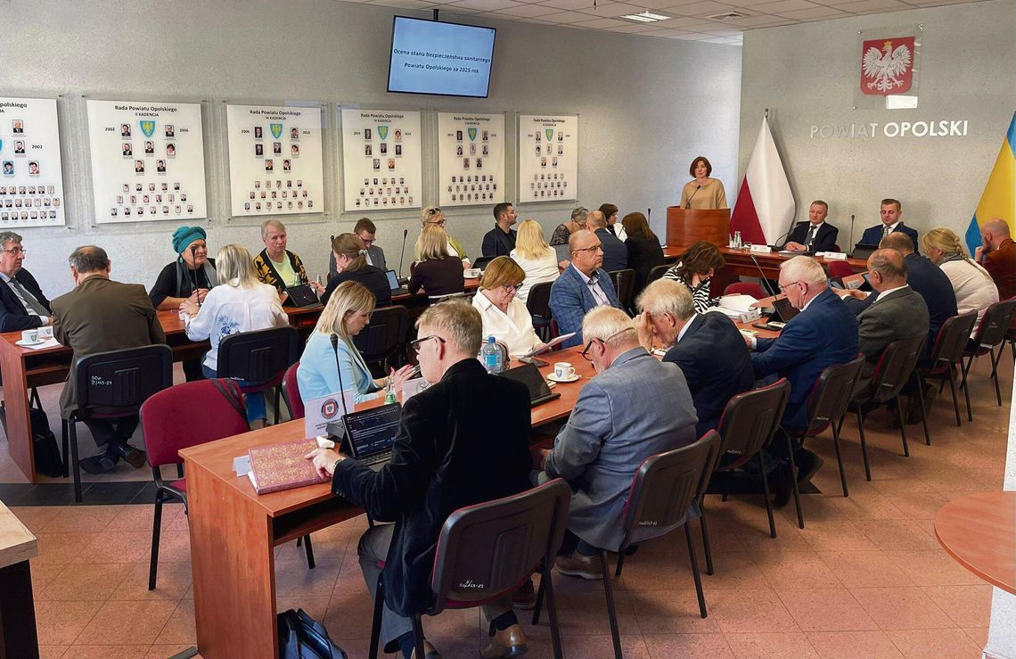 Starosta Henryk Lakwa podczas obrad Rady Powiatu Opolskiego dotyczących projektu „Bezpieczeństwo x4”