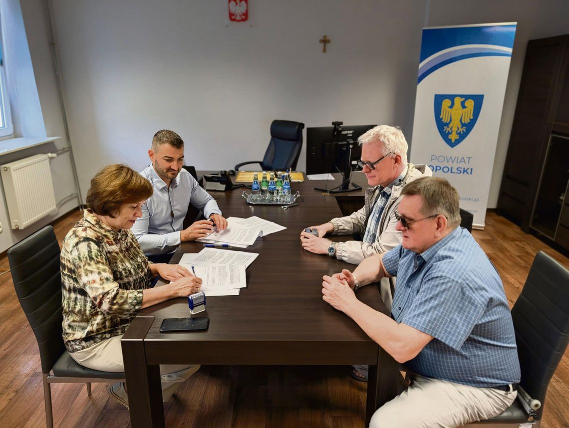 Powiat Opolski sfinansuje wycieczkę dla osób niewidomych i słabowidzących. Podpisano umowę z PZN Podpisanie umowy między Powiatem Opolskim a Polskim Związkiem Niewidomych na organizację wycieczki do Kielc