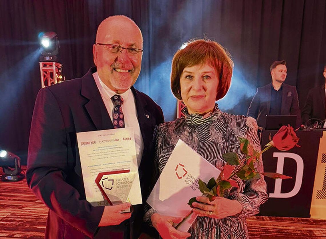 Starosta Henryk Lakwa odbierający jedno z trzech wyróżnień przyznanych powiatowi opolskiemu w czerwcu 2026 roku.