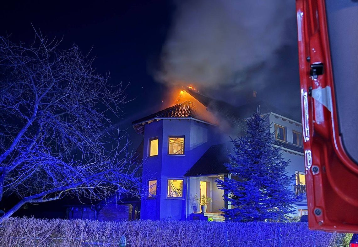 Pożar domu w Szczedrzyku. Do akcji ruszyło siedem zastępów straży pożarnej