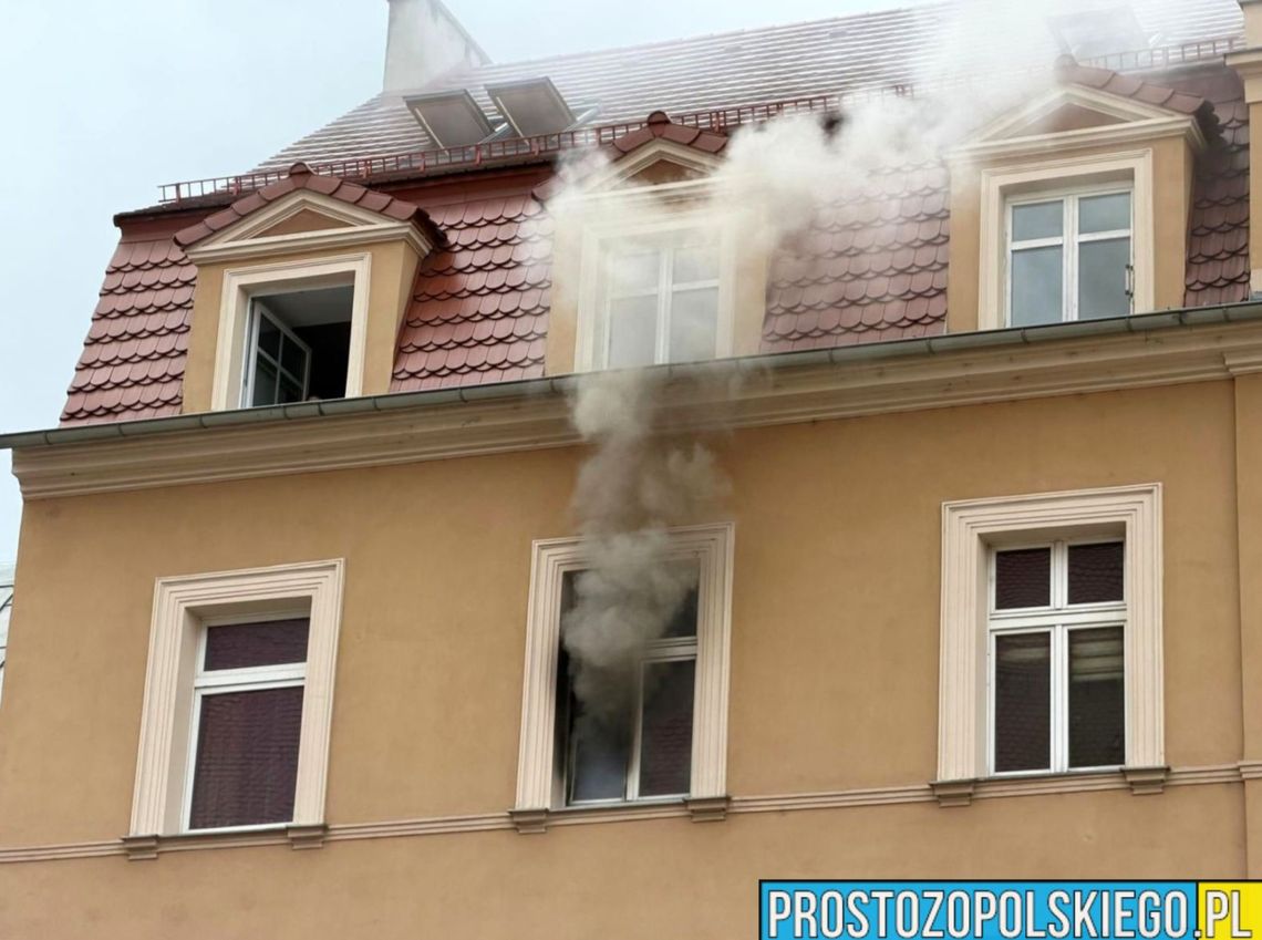 Pożar mieszkania przy Rynku w Opolu. Ewakuowano osiem osób