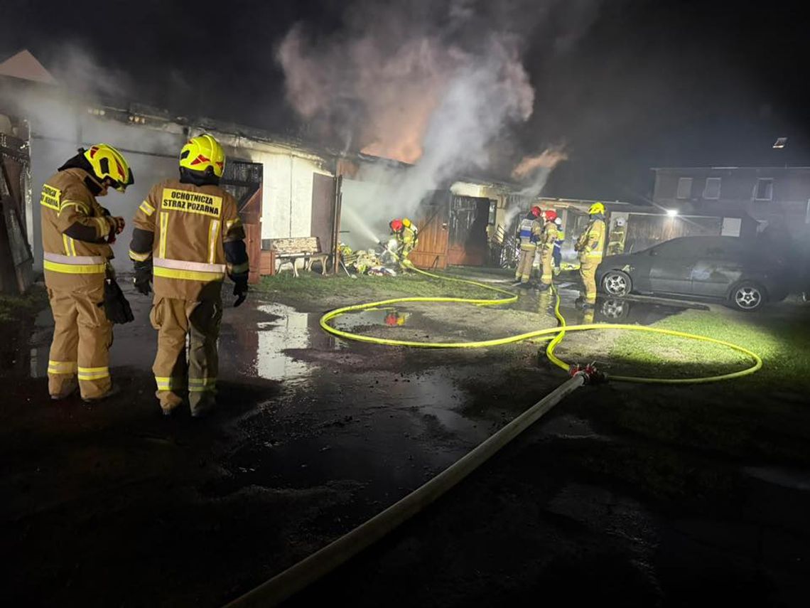 Pożar w Tułowicach w środku nocy. Spłonęły garaże, wielogodzinna akcja strażaków