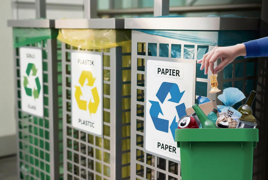 Poziomy recyklingu 2025 w powiecie opolskim: Niemodlin, Komprachcice i Tarnów Opolski ponad normą. Reszta gmin walczy z systemowymi problemami Kontenery na odpady komunalne w jednej z gmin powiatu opolskiego, ilustrujące wyzwania związane z osiąganiem poziomów recyklingu