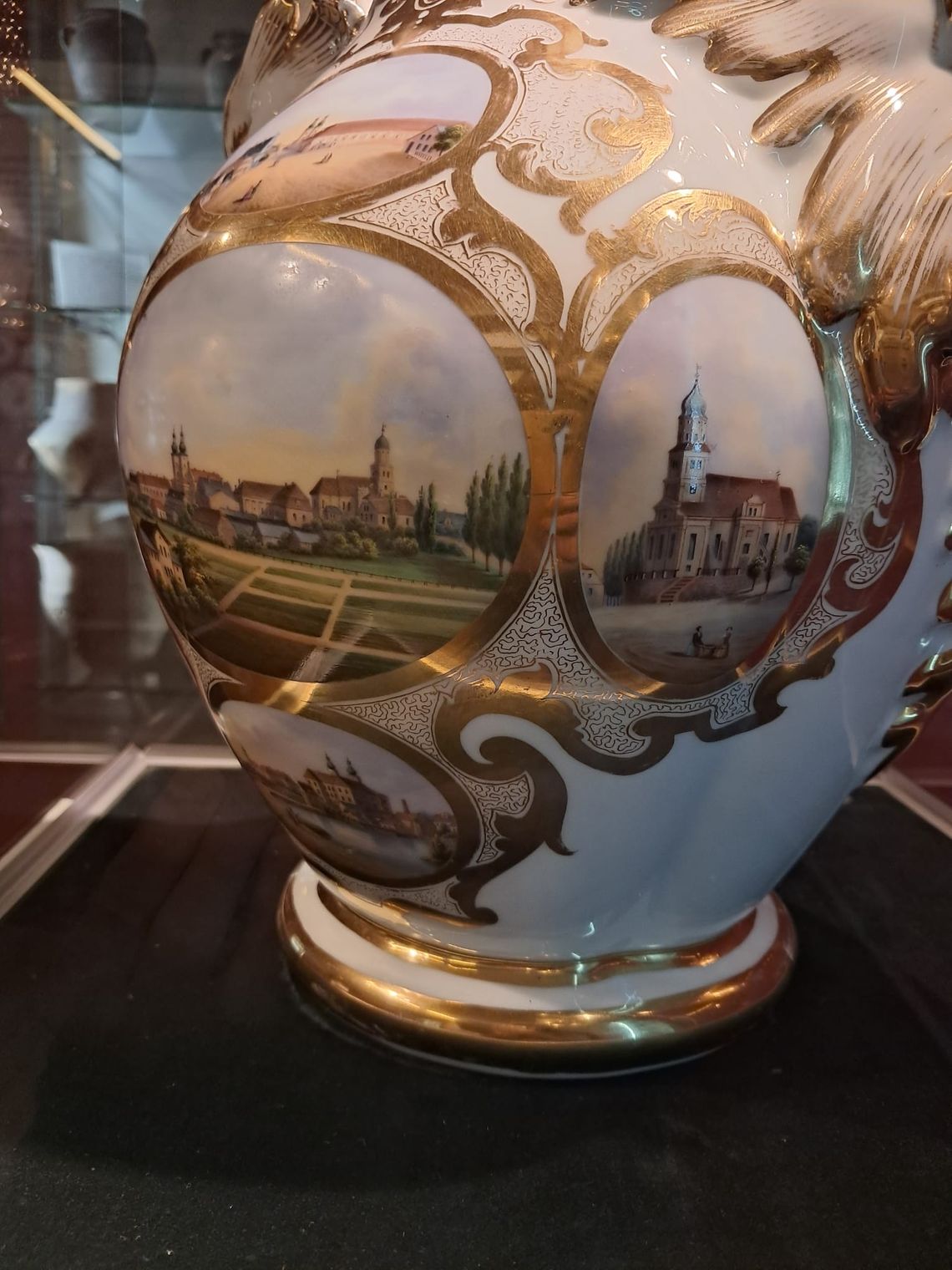 Prószków ma ceramiczny skarb. Te wyjątkowe wyroby powstawały tutaj przez blisko 90 lat Zabytkowe wyroby z Królewskiej Manufaktury Fajansów w Prószkowie prezentowane na wystawie w Muzeum Śląska Opolskiego