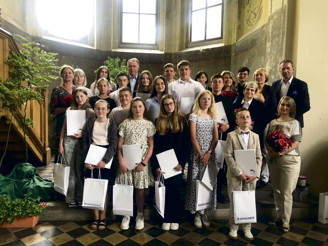 Prószków świętuje 100-lecie poetki! Młodzież zachwyciła w konkursie recytatorskim w kościółku poewangelickim Uczniowie recytujący wiersze Ingeborgi Odelgi w kościółku poewangelickim w Prószkowie