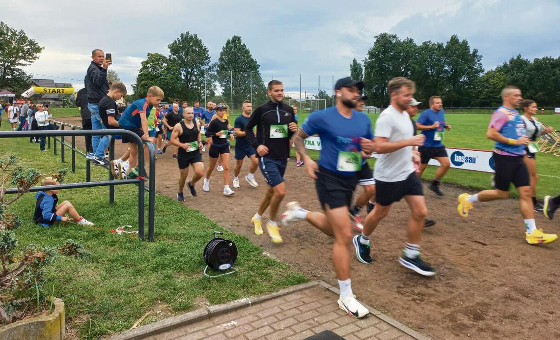 Prószkowski Bieg Uliczny już za nami. 106 zawodników na trasie, znamy zwycięzców Prószkowski Bieg Uliczny im. Piotra Blachucika – zawodnicy na trasie biegu na 10 kilometrów