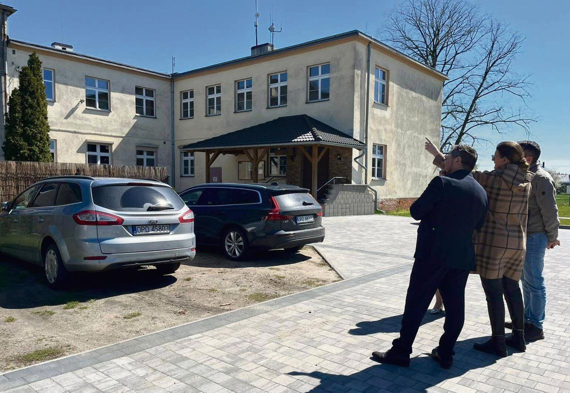 Budynek przedszkola w Kotorzu Małym oraz wizualizacje planowanych inwestycji w gminie Turawa