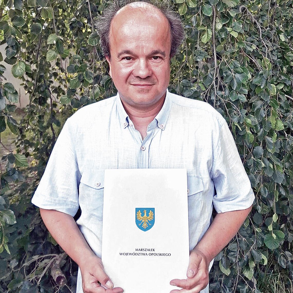 Przemysław Ślusarczyk z zespołem Ligockie Wrzosy podczas pracy nad projektem folklorystycznym w gwarze śląskiej