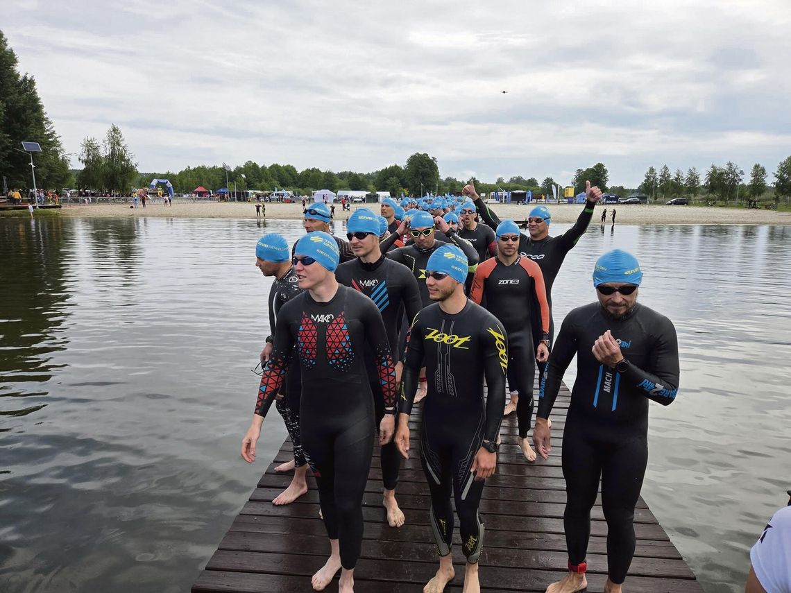 Zawodnicy Triathlonu Opolskiego startują z kąpieliska w Nowych Siołkowicach podczas rekordowej edycji zawodów