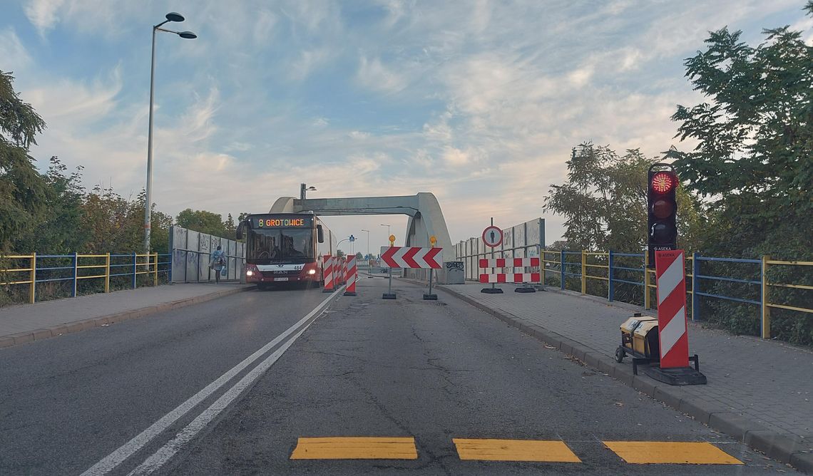 Remont wiaduktu nad torami w centrum Opola. Kierowcy muszą liczyć się z utrudnieniami Remont wiaduktu nad torami w centrum Opola. Kierowcy muszą liczyć się z utrudnieniami