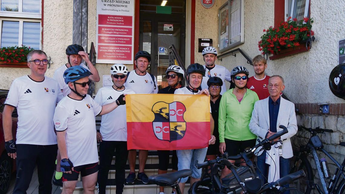 Rowerzyści z Prószkowa w drodze do Hünfeld! 800 km, 2 kraje i misja budowania polsko‑niemieckich relacji Grupa ośmiu rowerzystów wyruszająca spod Urzędu Miejskiego w Prószkowie na 800‑kilometrową wyprawę do Hünfeld