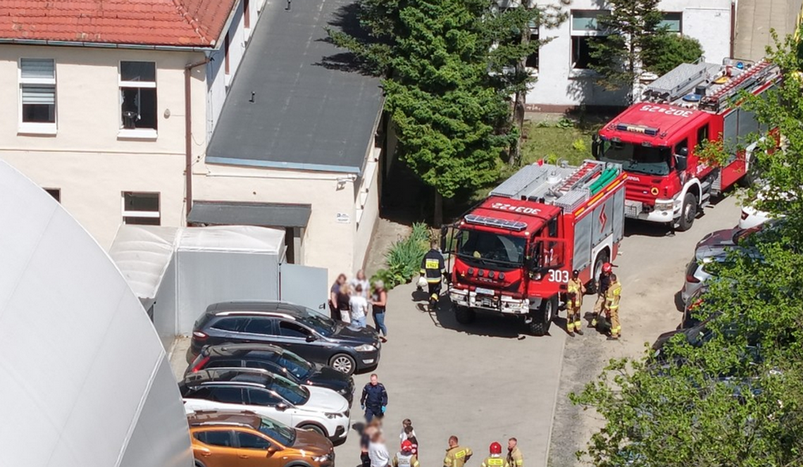 Rozpylenie gazu w szkole podstawowej. Ewakuacja ponad 180 osób, troje dzieci w szpitalu Strażacy i ratownicy przed szkołą w Chmielowicach po ewakuacji uczniów