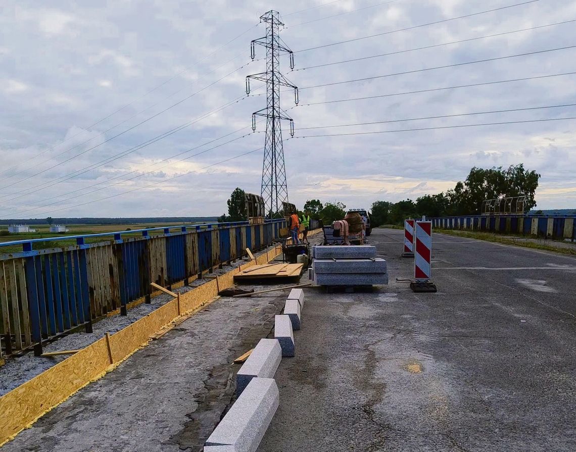 Ruszył remont wiaduktu w Przyworach. Ruch wahadłowy i prace przy chodniku mają poprawić bezpieczeństwo pieszych Remont wiaduktu w Przyworach nad linią kolejową Opole–Kędzierzyn‑Koźle, widoczny ruch wahadłowy i prace przy chodniku