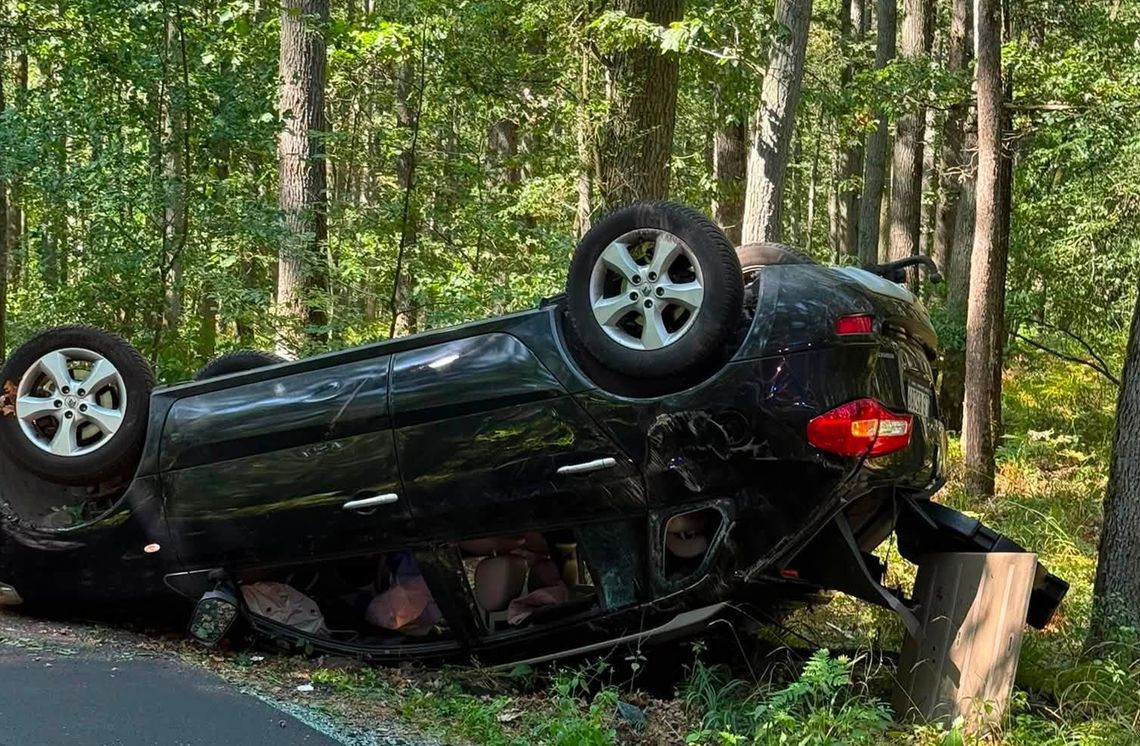 Samochód wypadł z drogi i dachował Samochód wypadł z drogi i dachował