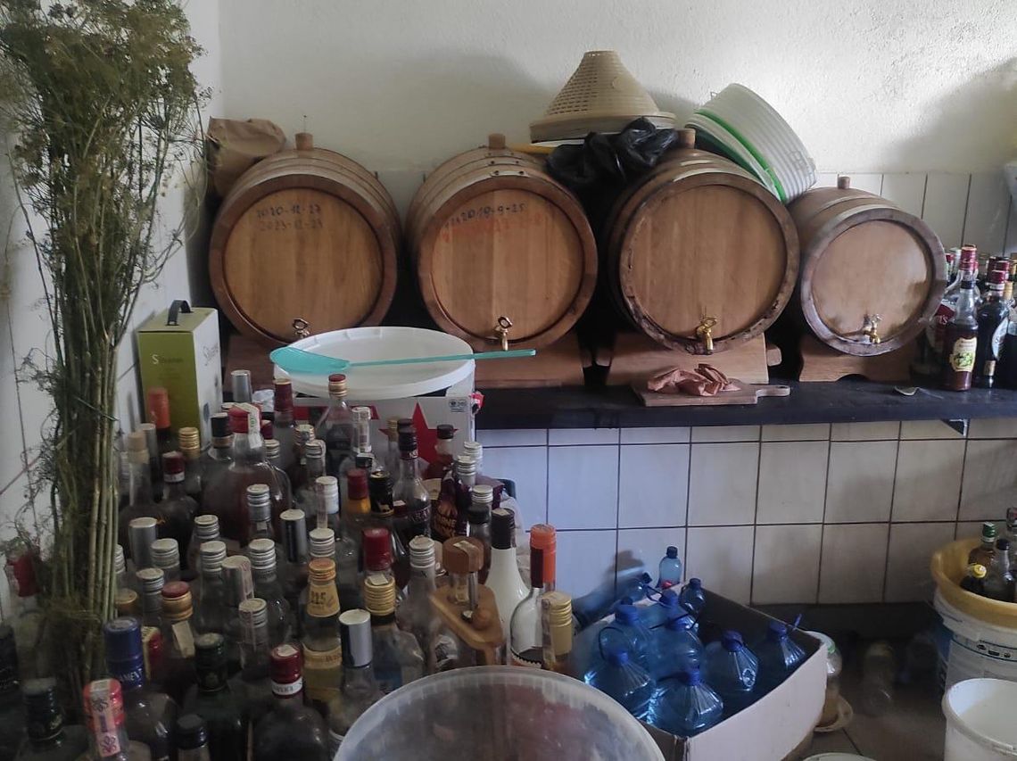 Senior zatrzymany za pędzenie bimbru: 170 litrów alkoholu i aparatura do produkcji. 66-latek zatrzymany w Opolu Policjanci zabezpieczyli aparaturę i ponad 170 litrów alkoholu podczas kontroli posesji w Opolu