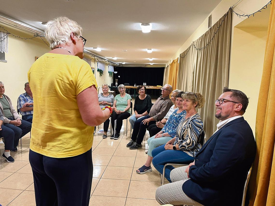 Seniorzy mają głos, energię i pomysły! „Aktywni Seniorzy w Gminie Turawa” już działają Seniorzy podczas zajęć społeczno‑artystycznych w Zakrzowie Turawskim — wspólna praca, rozmowy i kreatywne aktywności.