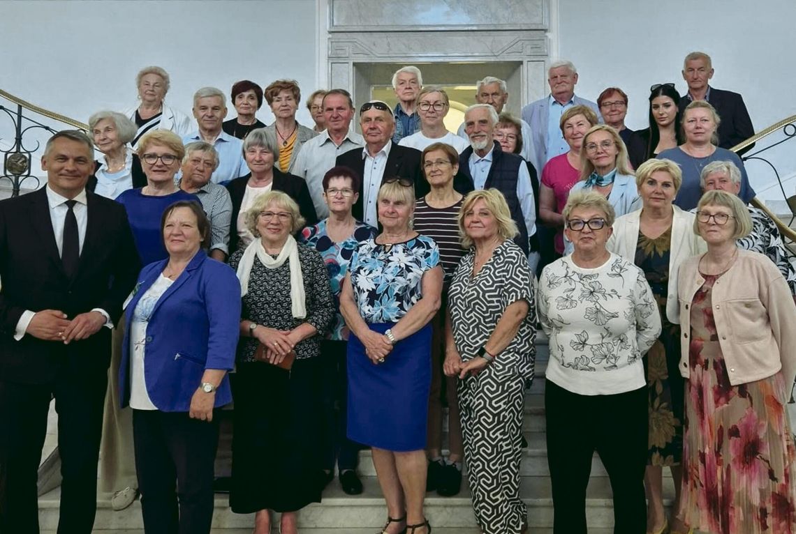 Seniorzy z Nakła i Opola na trzydniowej wycieczce w Warszawie! Zwiedzili Sejm i spotkali marszałka Zgorzelskiego Seniorzy zwiedzający gmach Sejmu podczas trzydniowej wycieczki do Warszawy