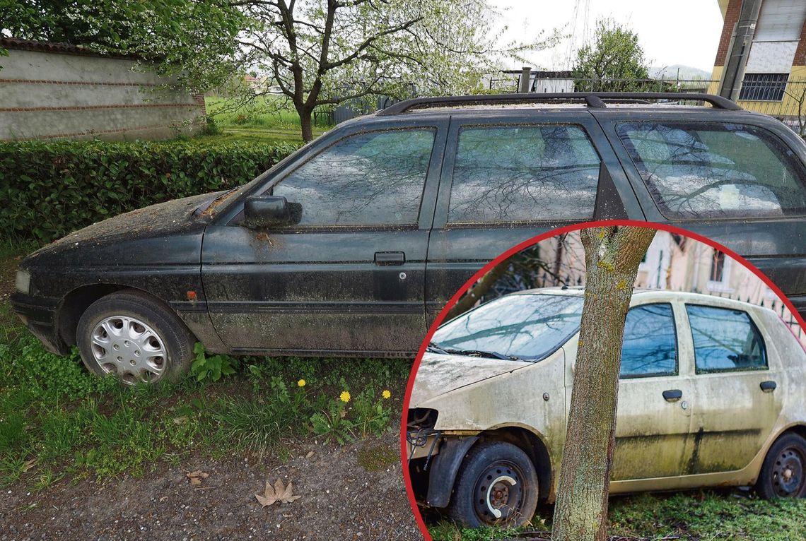 Porzucony samochód na miejskim parkingu – przykład pojazdu kwalifikowanego do usunięcia