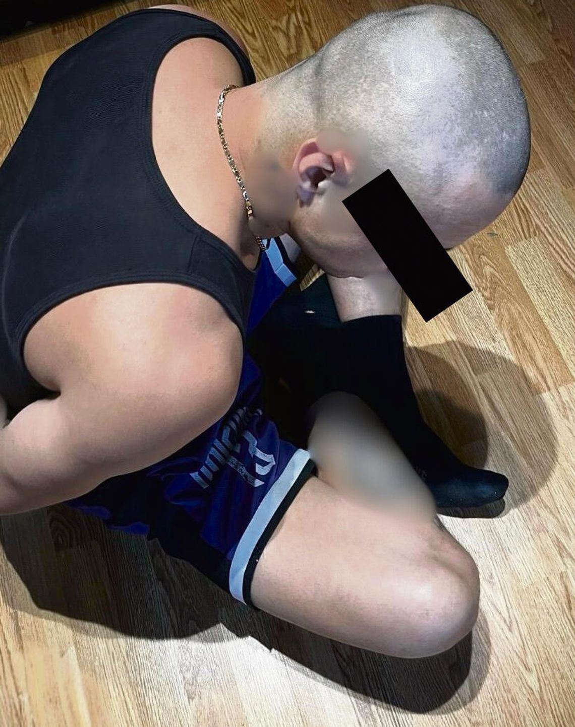 Policjanci KMP Opole podczas zatrzymania poszukiwanego mężczyzny w jednym z mieszkań