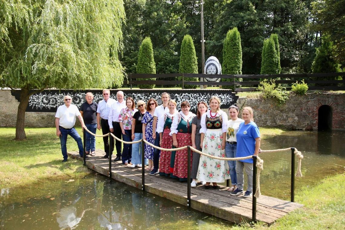 Skwer przy Młyńskiej w Dębiu zachwyca po metamorfozie. Mieszkańcy stworzyli miejsce pełne zieleni i historii Odnowiony skwer przy ulicy Młyńskiej w Dębiu z kwiatowym muralem, zielenią i elementami wykonanymi dzięki zaangażowaniu mieszkańców.
