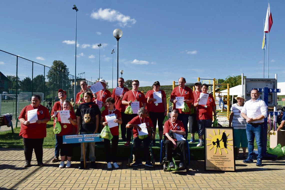 Sport połączył uczestników w Ozimku. Za nami Festiwal Sportu Osób Niepełnosprawnych Festiwal Sportu Osób Niepełnosprawnych w Ozimku – uczestnicy podczas wspólnej aktywności sportowej