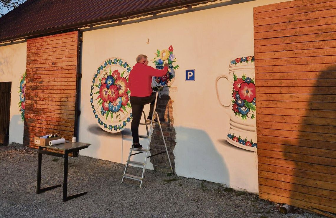 Mural Artura Wilperta w Starych Siołkowicach z motywami inspirowanymi tradycyjnym zdobnictwem Opolszczyzny