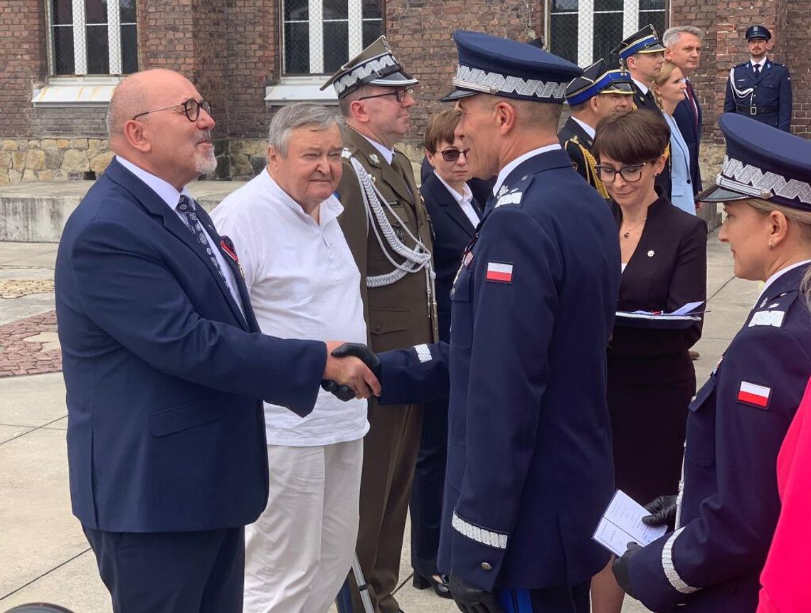 Starosta Henryk Lakwa odbiera Złoty Medal „Za Zasługi dla Policji” podczas wojewódzkich obchodów Święta Policji w Nysie.