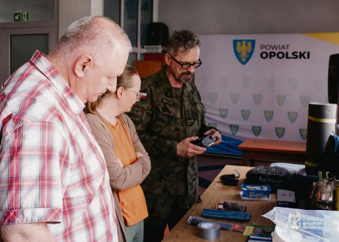 Starostwo Opolskie szkoli się z wojskiem! 17. Brygada OT przekazała wiedzę kluczową w sytuacjach zagrożenia Żołnierze 17. Brygady OT podczas szkolenia pracowników Starostwa Powiatowego w Opolu