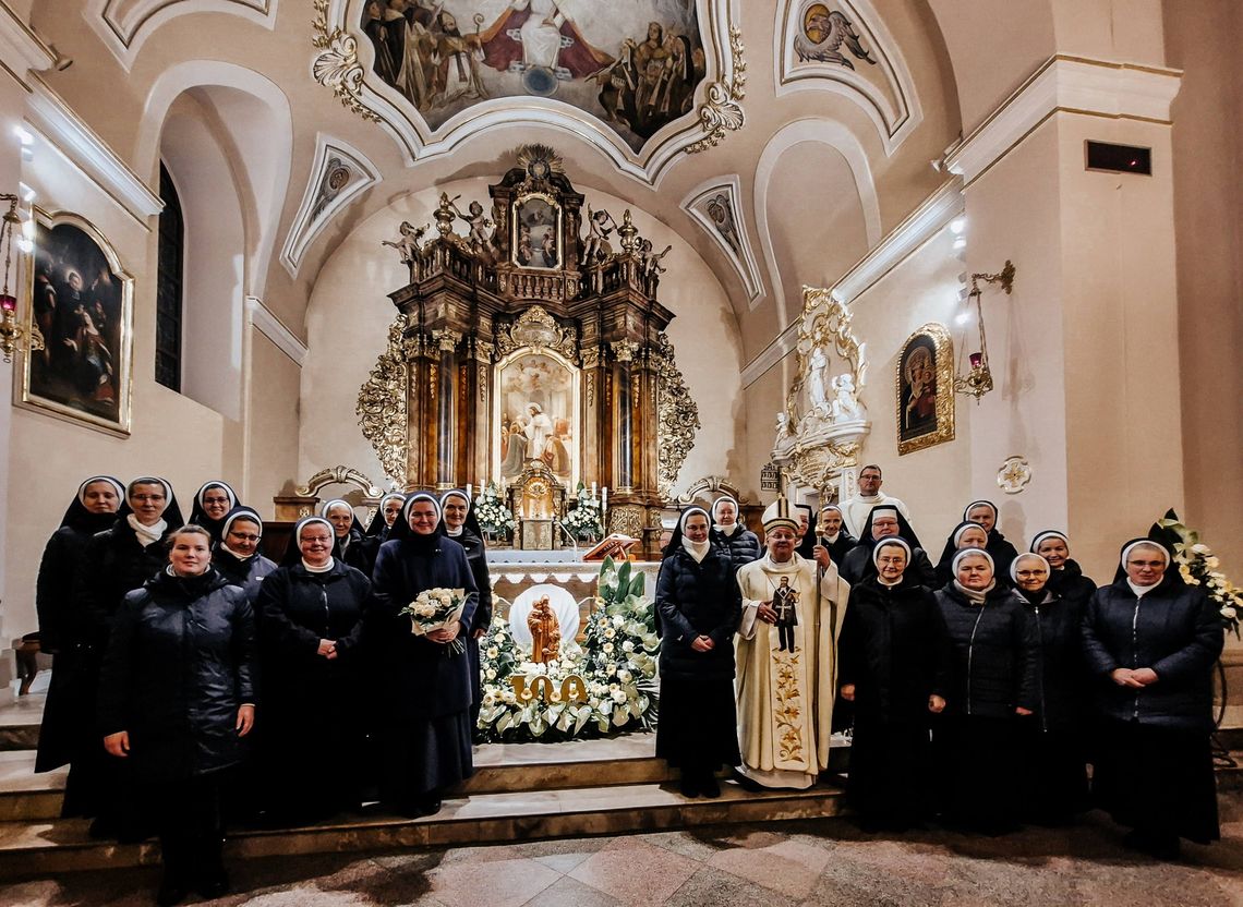 Uroczysta msza święta w Parafii pw. św. Marcina Biskupa w Tarnowie Opolskim z okazji 100-lecia posługi Sióstr Służebniczek NMP Niepokalanie Poczętej.