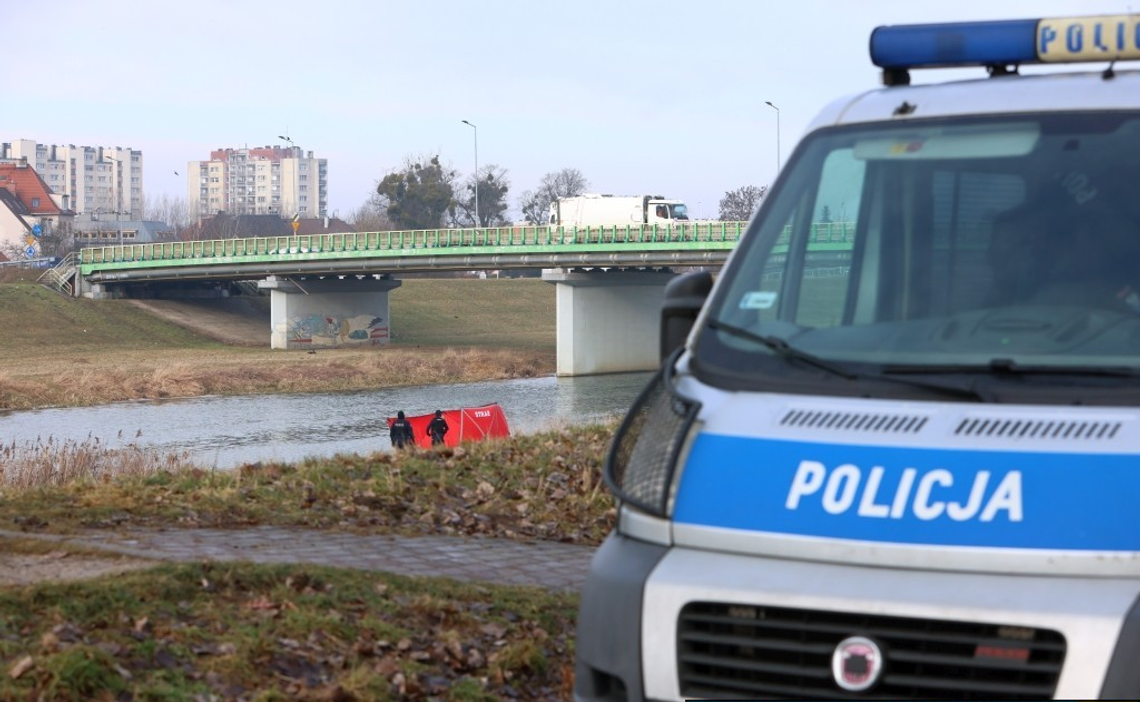 Strażacy wyłowili ciało kobiety z Odry Strażacy wyłowili ciało kobiety z Odry