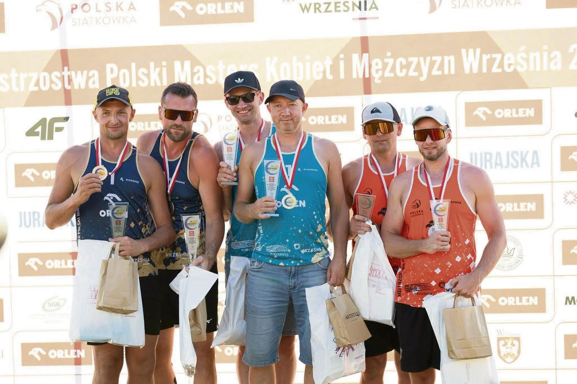 Zawodnicy KS Volley Chrząstowice podczas turnieju siatkówki plażowej, zdobywający medale mistrzostw Polski w sezonie 2026.