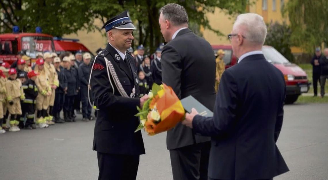Sławomir Gębski odbiera wyróżnienie „Zasłużony dla Ziemi Niemodlińskiej” z rąk burmistrza