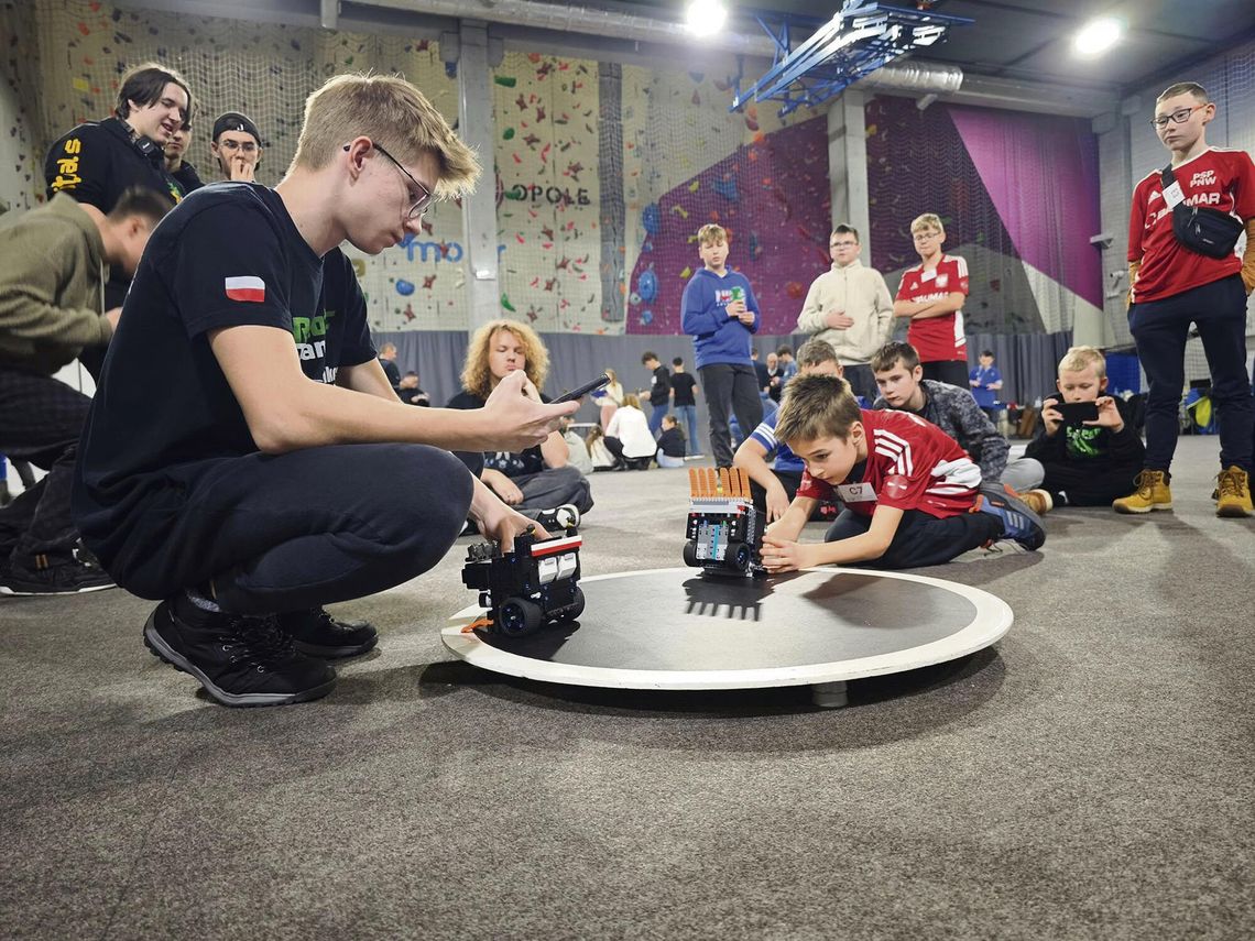 Młodzi konstruktorzy Bunlab Team pracujący nad robotem podczas przygotowań do zawodów