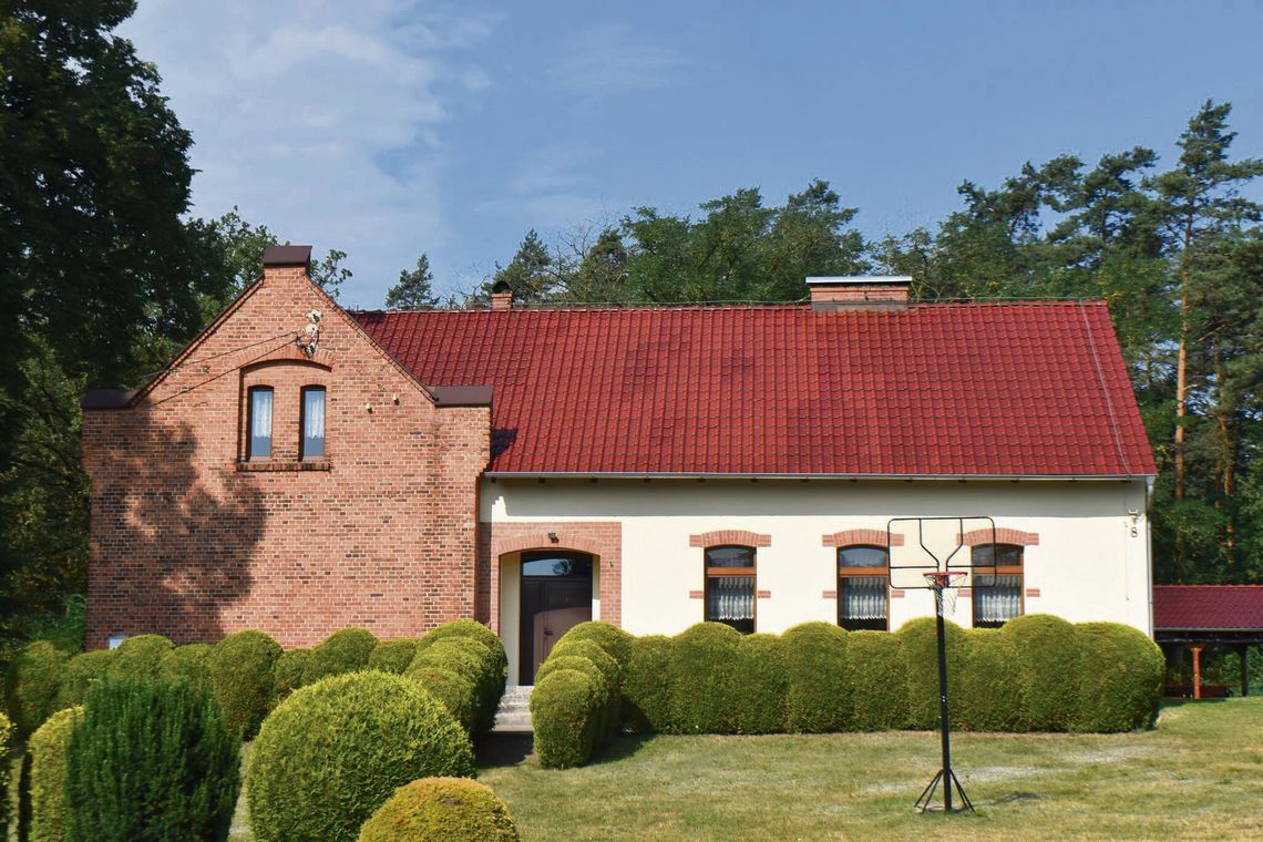 Świetlica w Mnichusie odzyskała historyczny blask. Gmina Ozimek zakończyła remont elewacji zabytkowego budynku Odnowiona elewacja zabytkowej świetlicy wiejskiej w Mnichusie po remoncie wykonanym przez gminę Ozimek.
