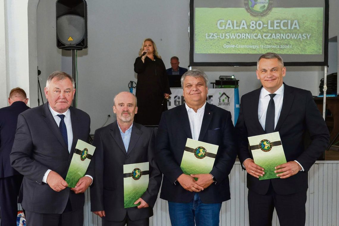 Swornica Czarnowąsy świętuje 80‑lecie! Pierwszy powojenny LZS w Polsce z wielką galą i wzruszającymi wspomnieniami Uczestnicy gali 80‑lecia LZS Swornica Czarnowąsy podczas uroczystości z historycznymi fotografiami klubu.